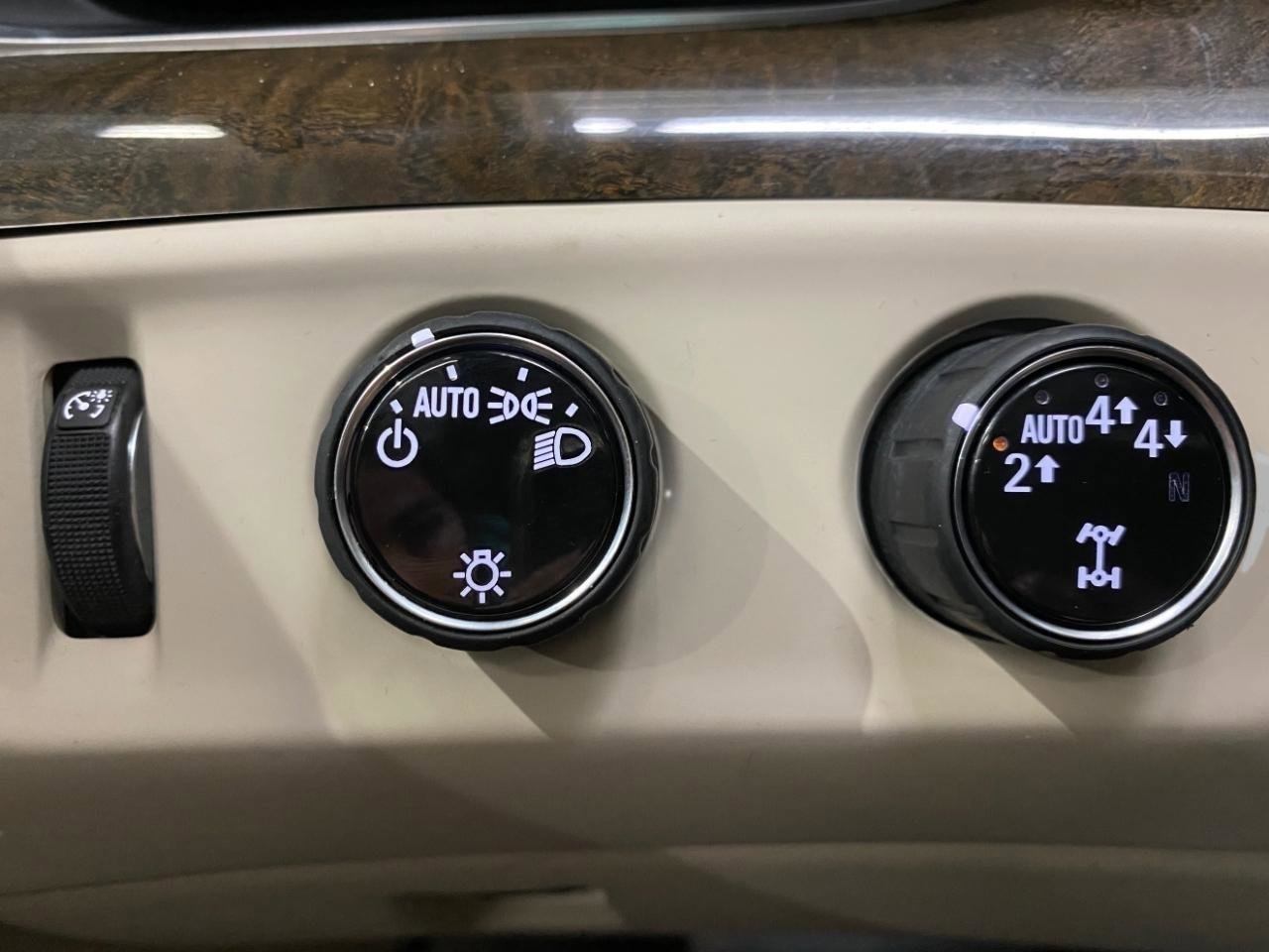 Used 2020 Cadillac Escalade Premium Luxury image 24