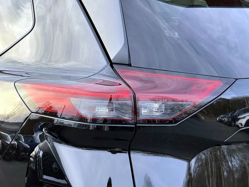 Certified 2025 Nissan Rogue SV image 11