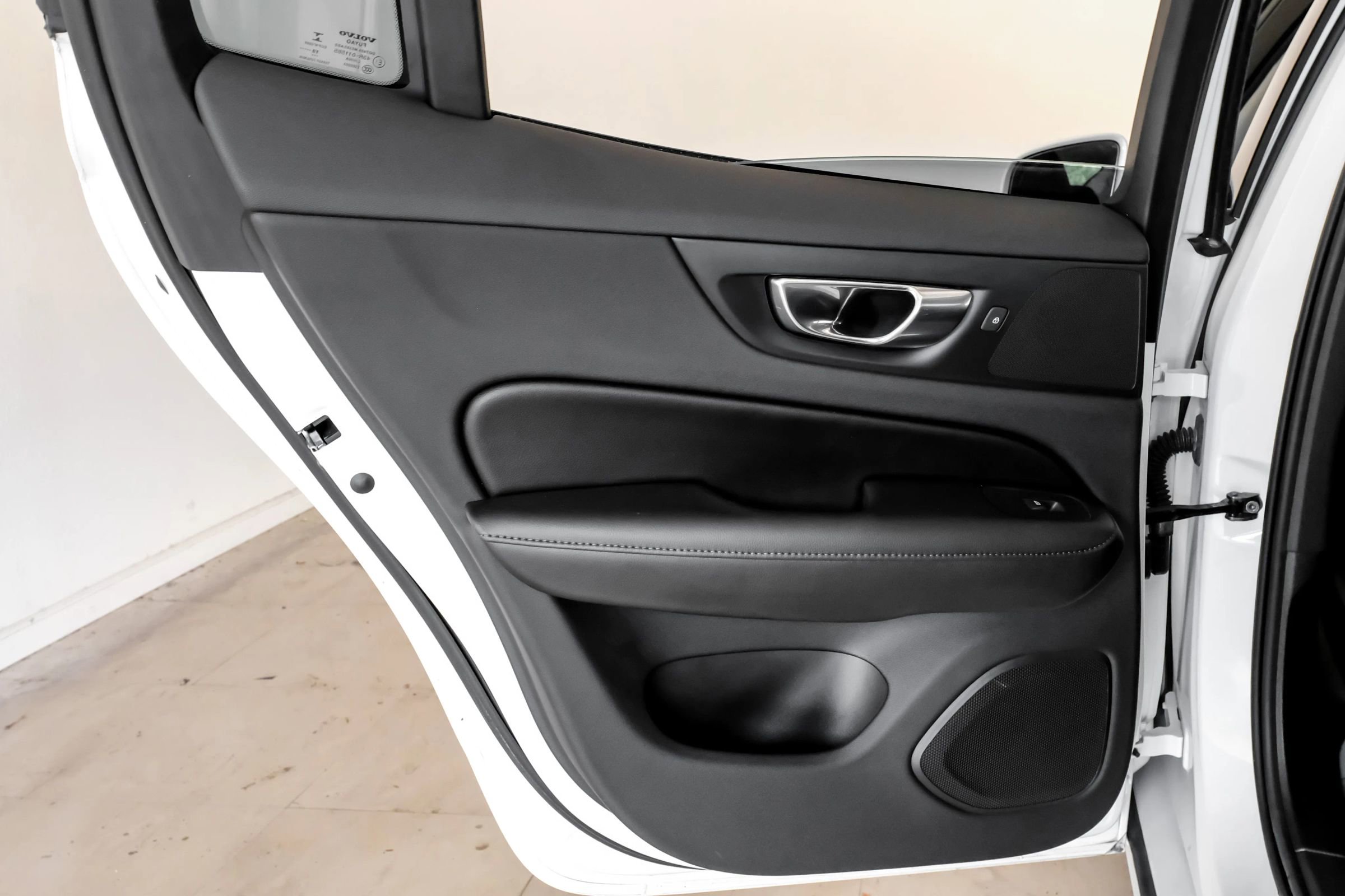 Used 2020 Volvo S60 T5 Momentum image 40