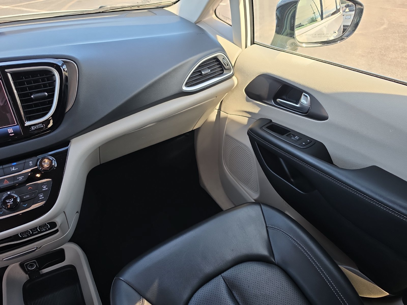 Used 2024 Chrysler Pacifica Touring-L FWD image 12
