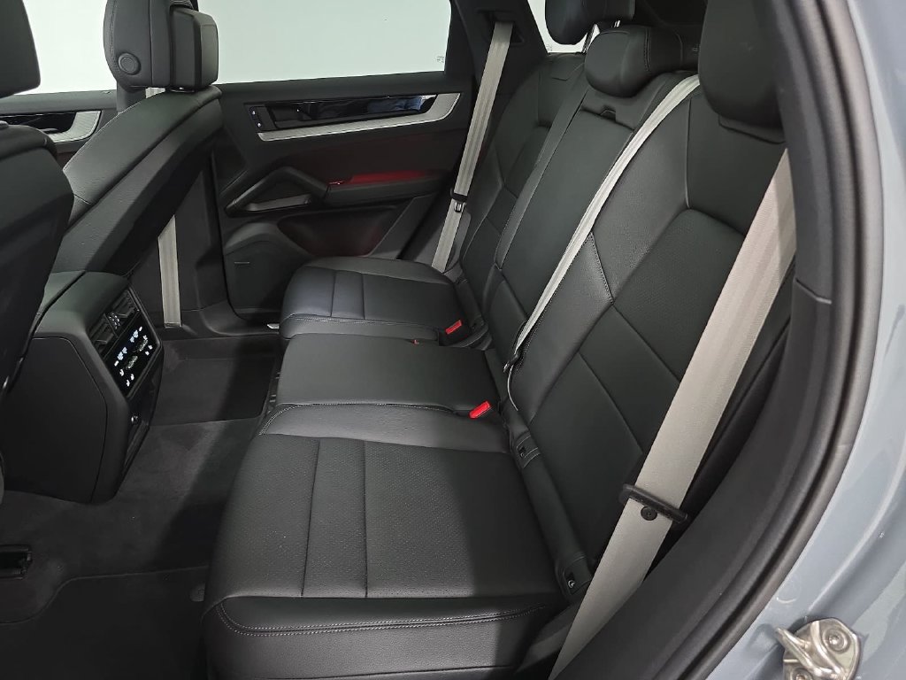Certified 2026 Porsche Cayenne AWD/4WD image 26