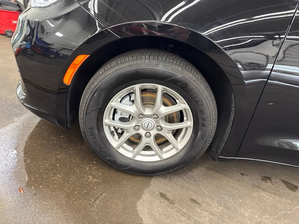 Used 2026 Chrysler Pacifica Select FWD image 11