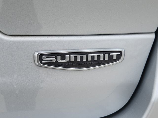 Used 2022 Jeep Grand Cherokee Summit w/ Luxury Tech Group V AWD/4WD image 8