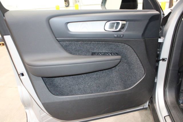 Used 2025 Volvo XC40 B5 Plus image 18