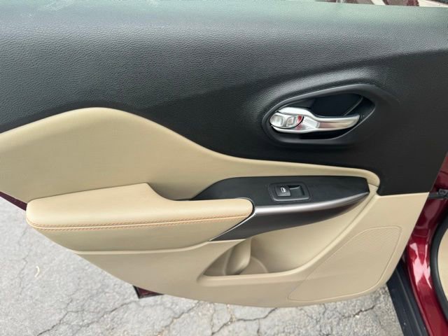 Used 2019 Jeep Cherokee Latitude w/ Cold Weather Group image 9