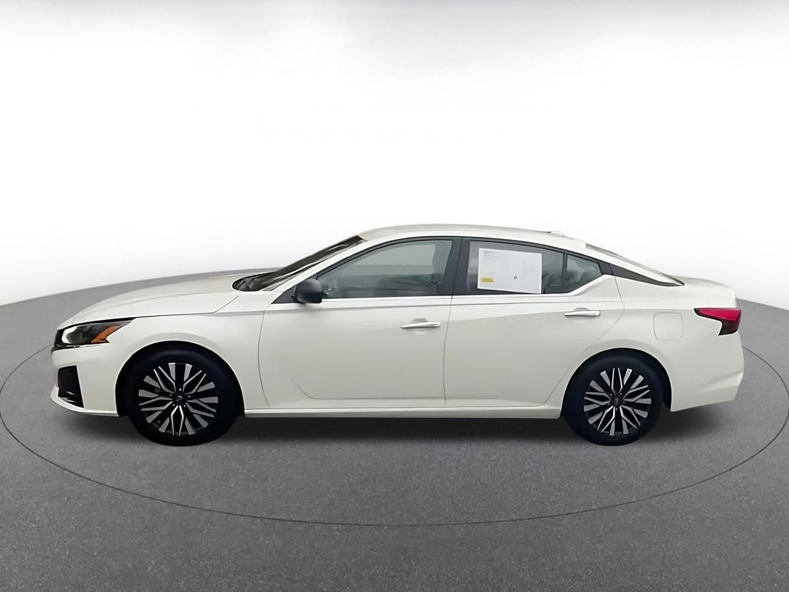 Used 2025 Nissan Altima 2.5 SV image 10