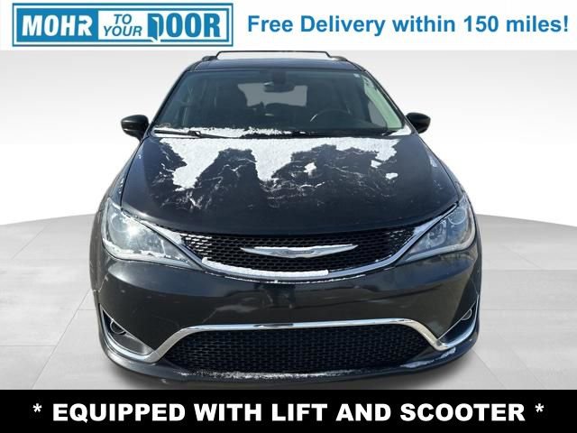 Used 2017 Chrysler Pacifica Touring-L image 2