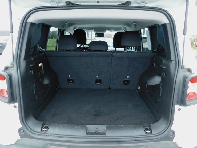 Used 2023 Jeep Renegade Latitude w/ Premium Group image 12