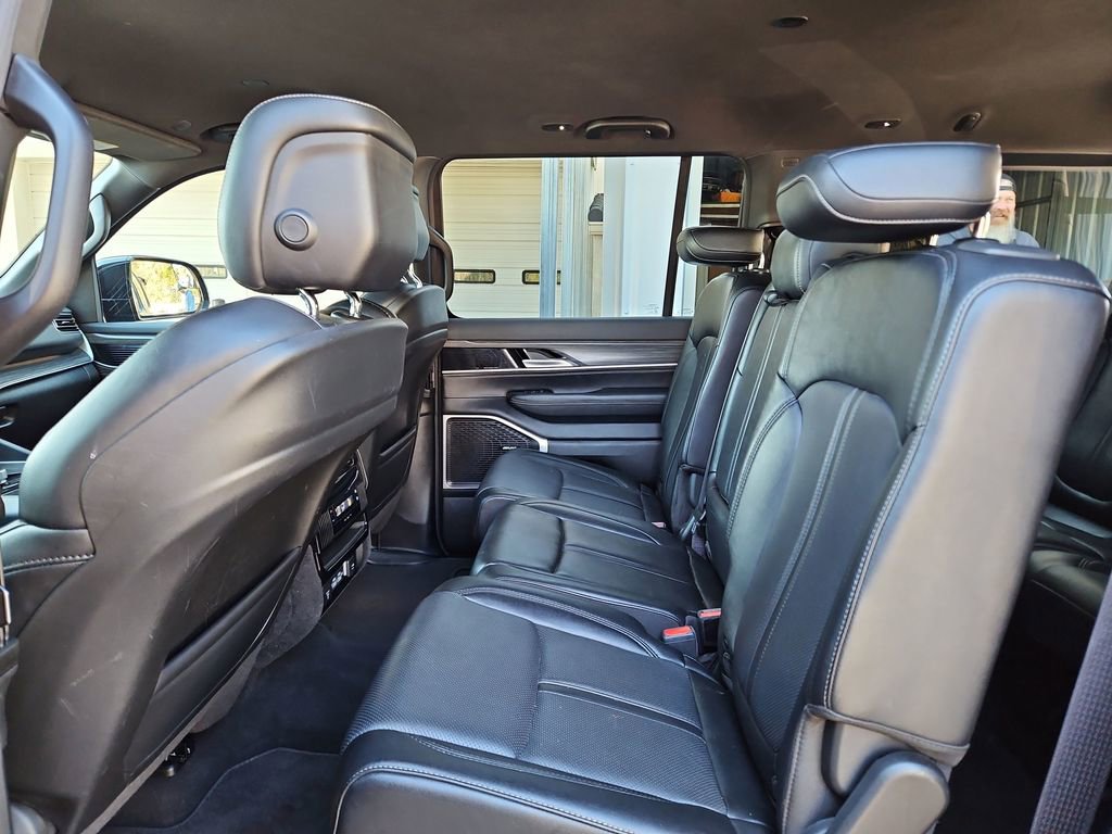 Used 2024 Jeep Wagoneer Series II w/ Flexible Seating Group image 29