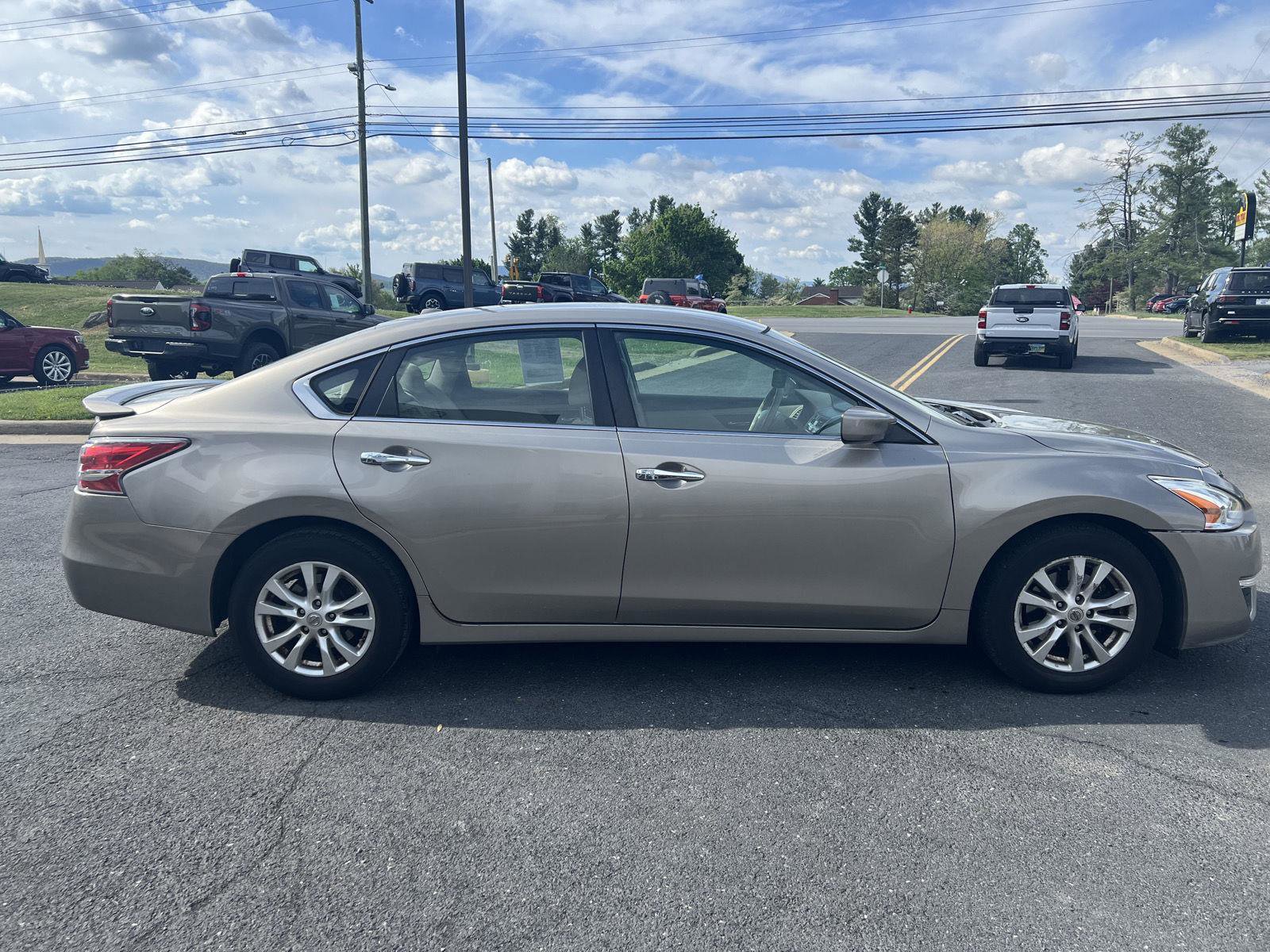 Used 2014 Nissan Altima 2.5 S w/ Sport Value Package FWD image 5