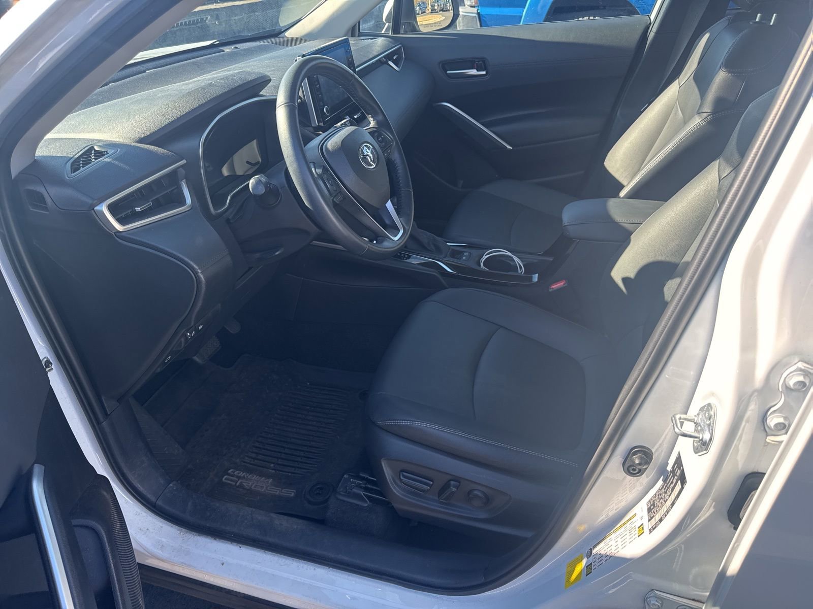 Used 2022 Toyota Corolla Cross XLE image 11