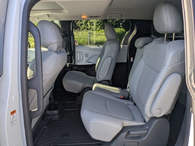Certified 2026 Toyota Sienna XLE FWD image 17