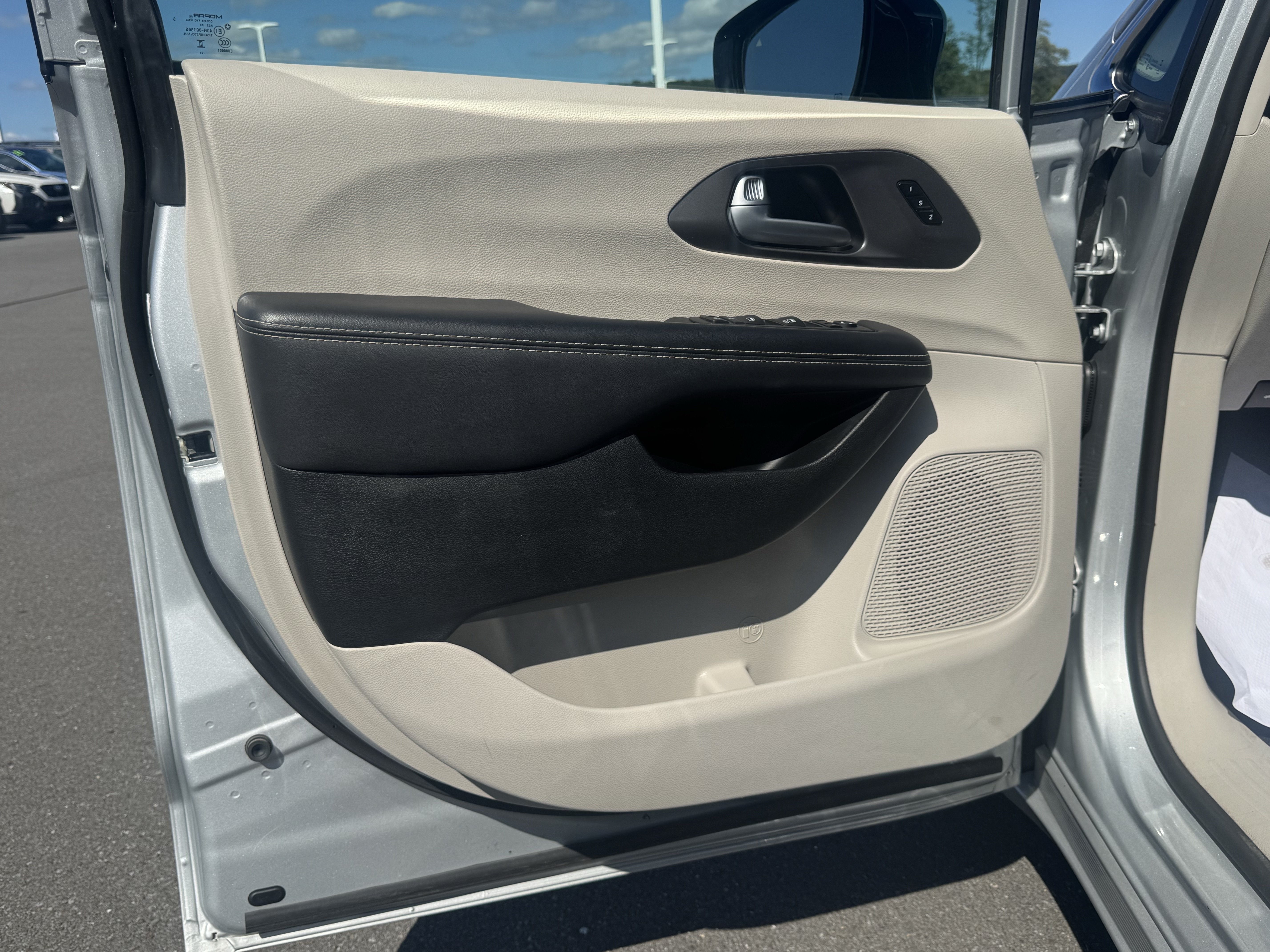 Used 2024 Chrysler Pacifica Touring-L FWD image 16