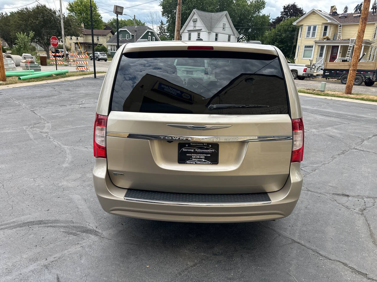Used 2016 Chrysler Town & Country Touring FWD image 4