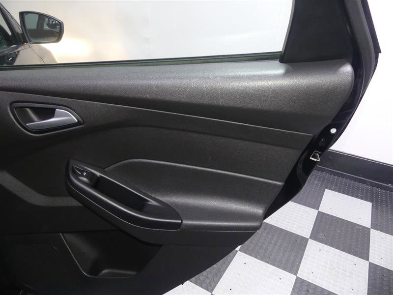 Used 2018 Ford Focus SE w/ SE Appearance Package image 25