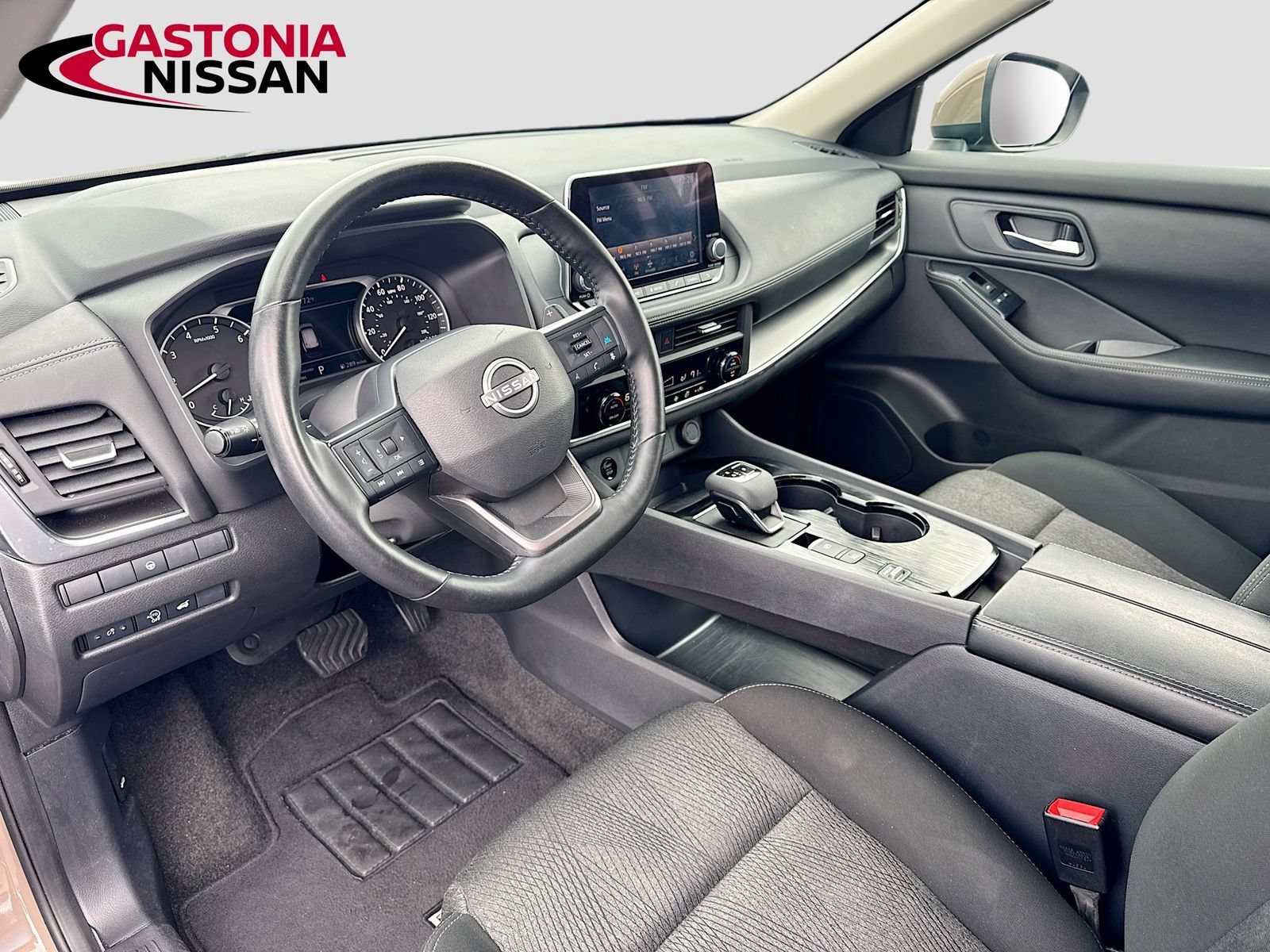 Used 2025 Nissan Rogue SV FWD image 11