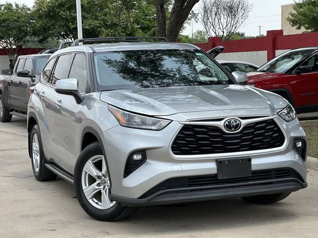 Used 2020 Toyota Highlander LE AWD/4WD image 2