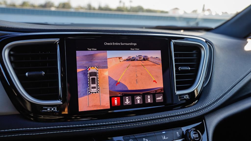 New 2027 Chrysler Pacifica Select FWD image 29