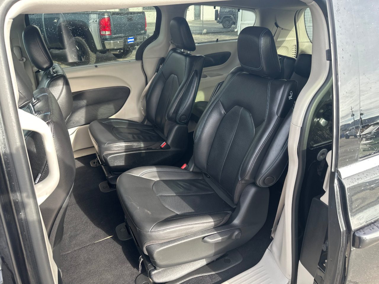 Used 2021 Chrysler Pacifica Touring-L image 11