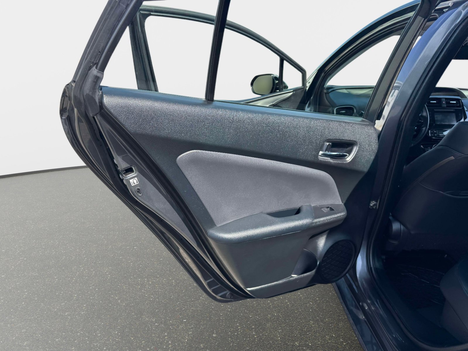 Used 2019 Toyota Prius XLE w/ Advanced Technology Package image 17