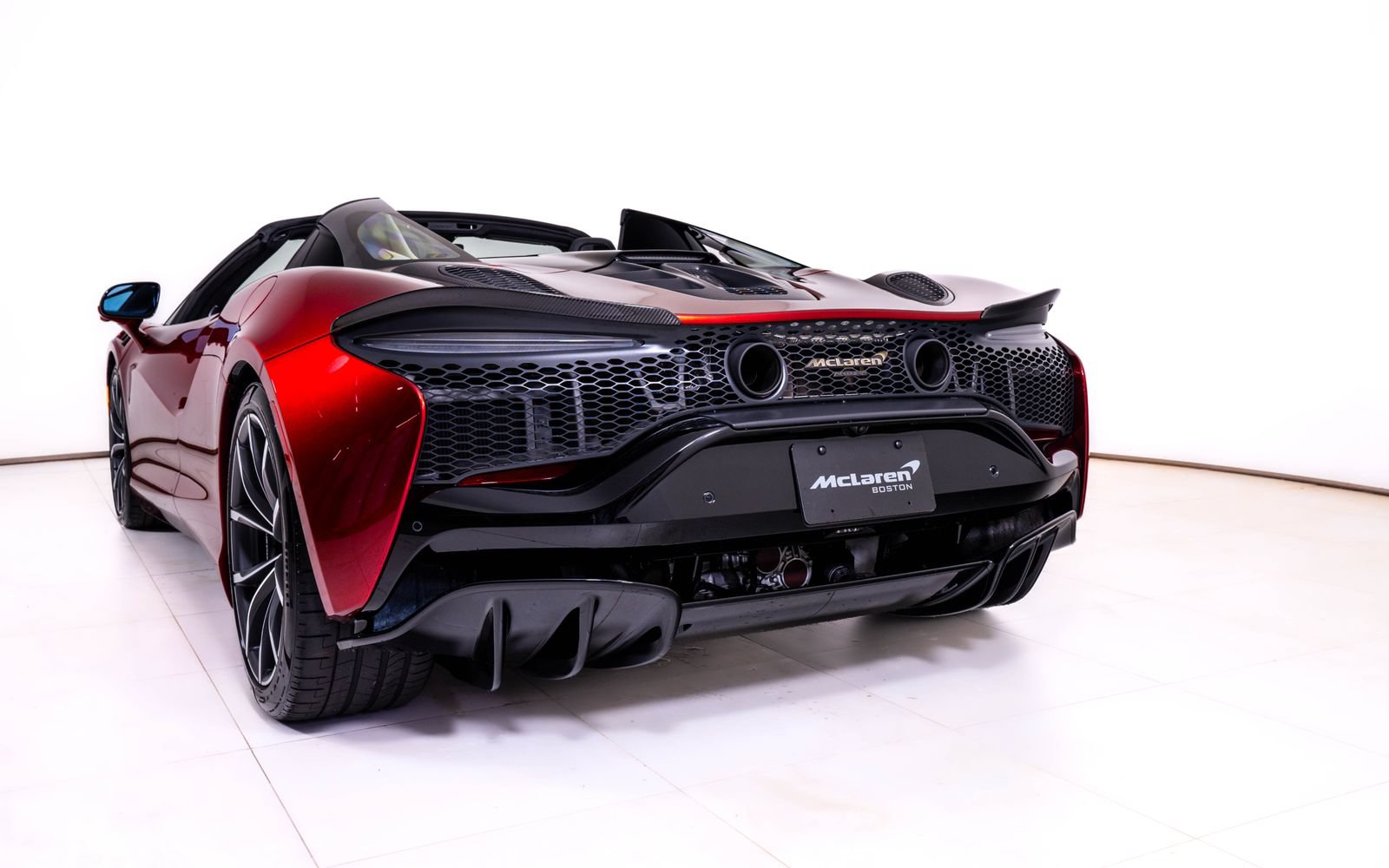 Used 2025 McLaren Artura Spider RWD image 13
