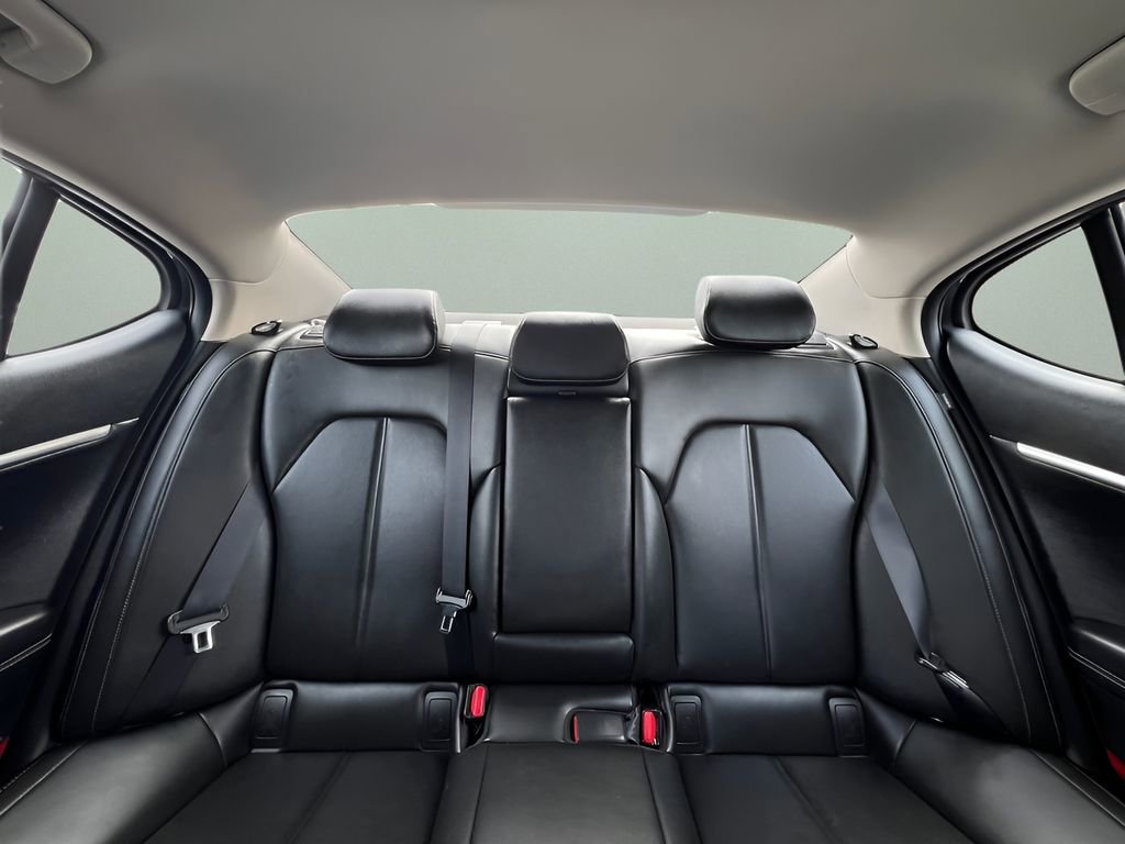 Used 2025 Genesis G70 2.5T image 19