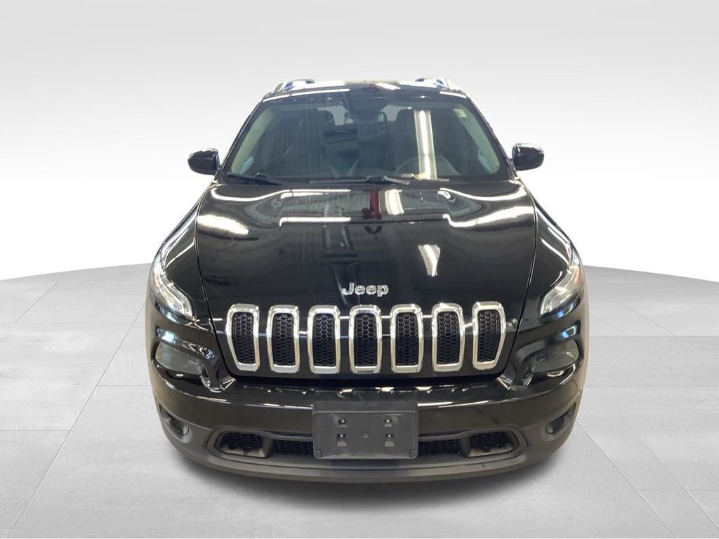 Used 2018 Jeep Cherokee Latitude Plus w/ Cold Weather Group AWD/4WD image 5