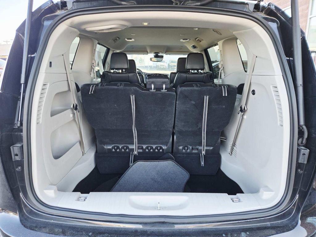 Used 2024 Chrysler Pacifica Touring-L image 14