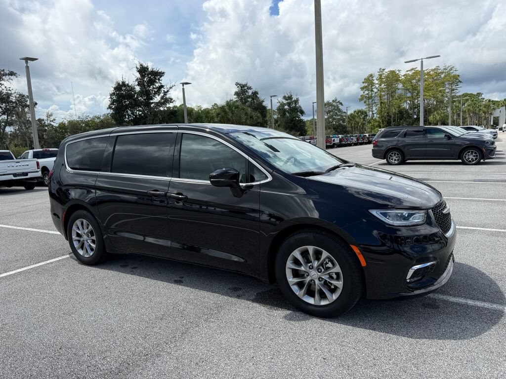 Used 2026 Chrysler Pacifica Limited FWD image 1