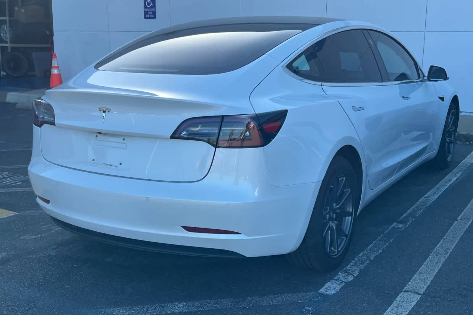 Used 2018 Tesla Model 3 Long Range RWD image 4