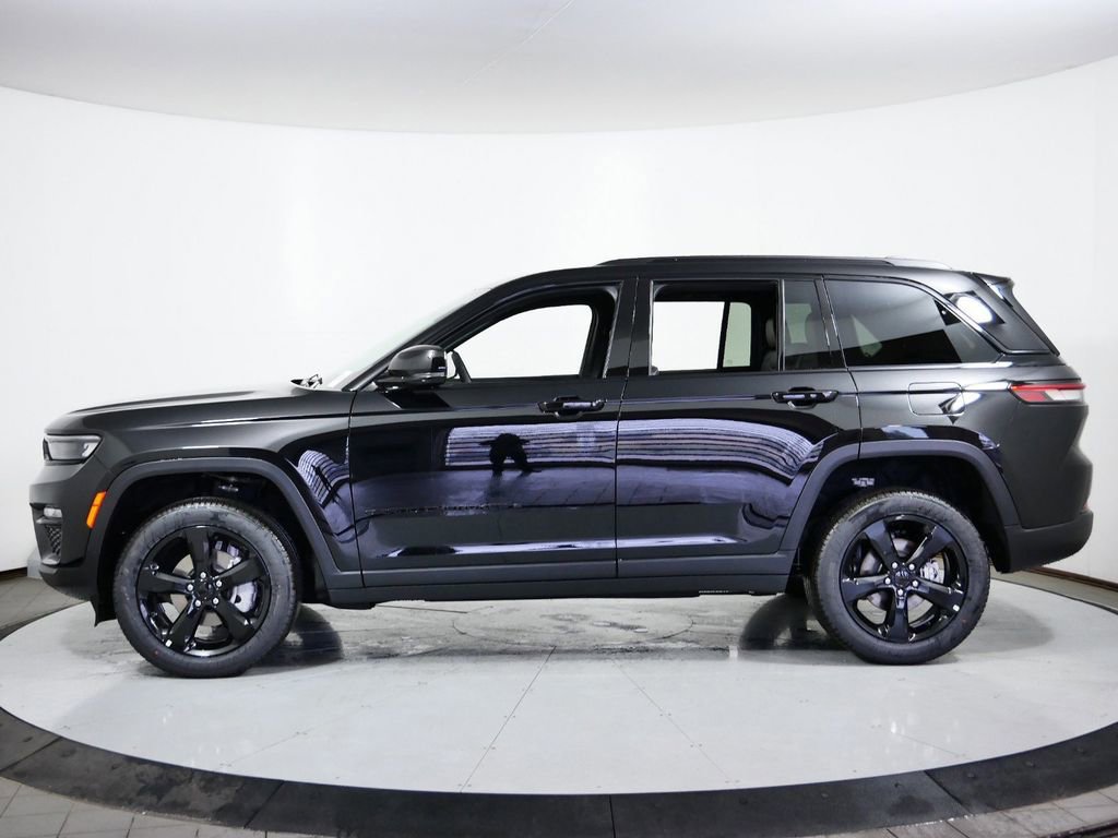 Certified 2024 Jeep Grand Cherokee Limited w/ Black Appearance Package image 18