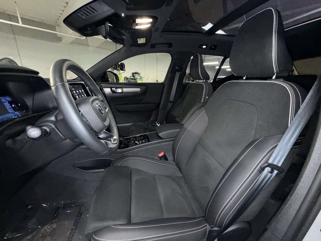 Used 2024 Volvo XC40 B5 Ultimate w/ Protection Package Premier AWD/4WD image 2