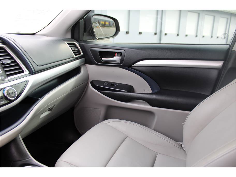 Used 2016 Toyota Highlander XLE image 31