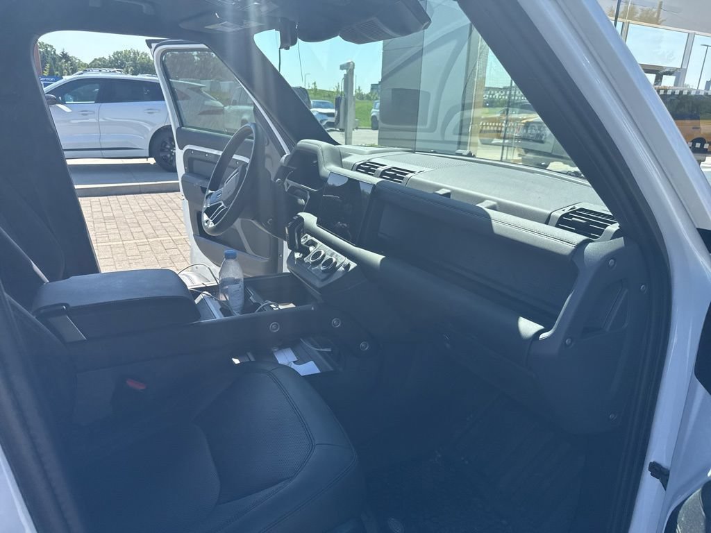 Certified 2025 Land Rover Defender 110 X-Dynamic SE AWD/4WD image 15
