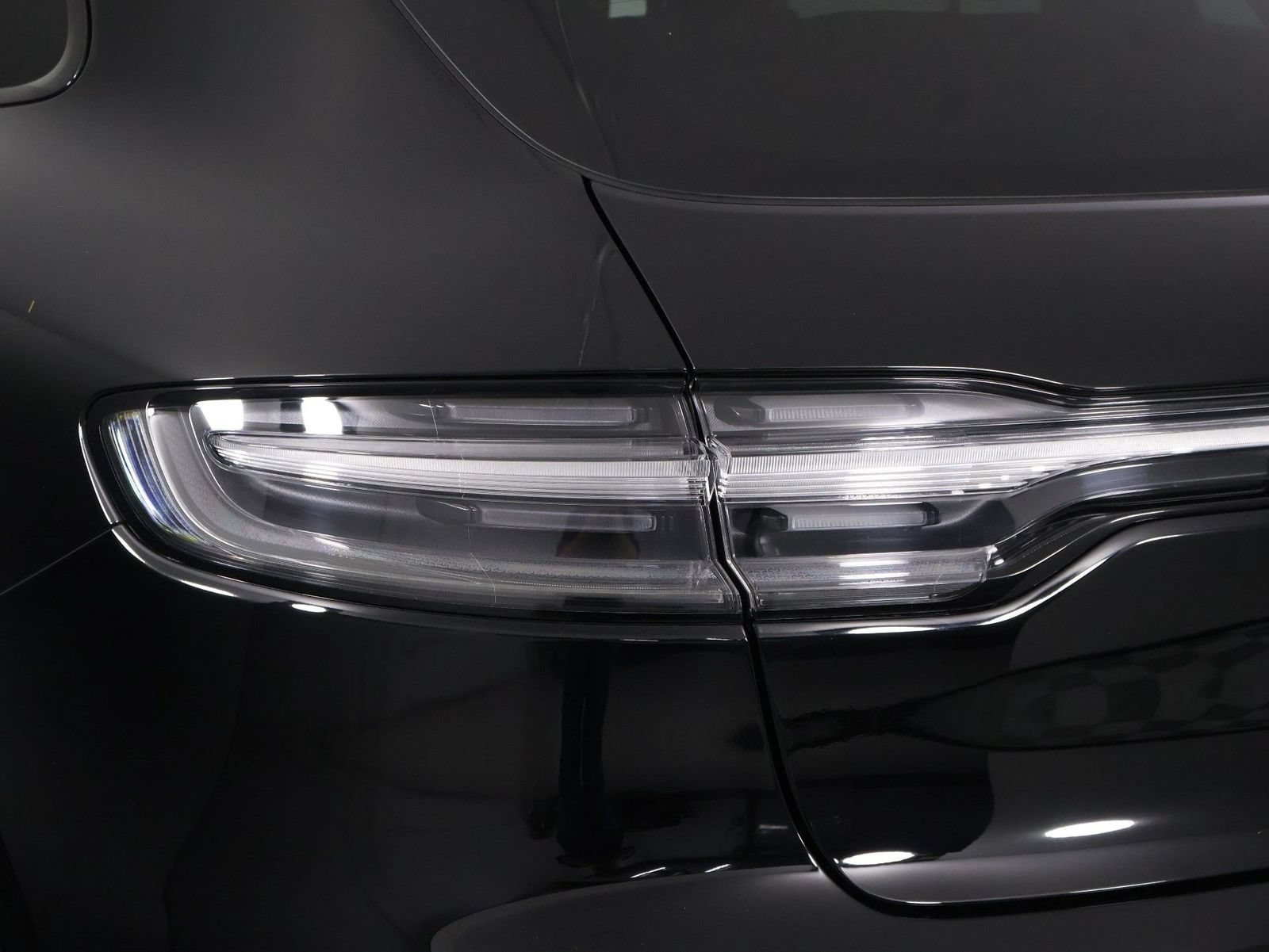 Certified 2024 Porsche Macan S AWD/4WD image 21