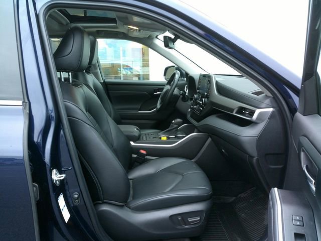 Used 2022 Toyota Highlander XLE AWD/4WD image 32