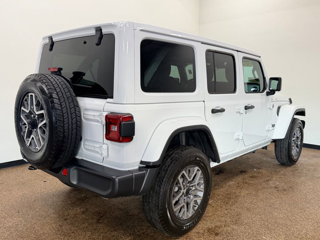 Used 2025 Jeep Wrangler Sahara AWD/4WD image 5