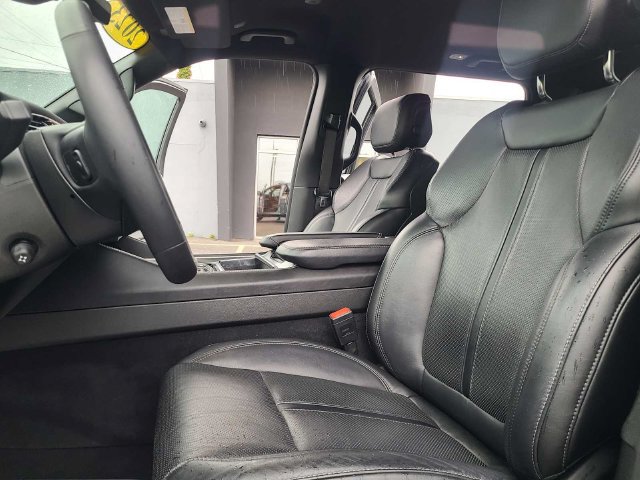 Used 2023 Jeep Wagoneer Series III w/ Preferred Equipment Group AWD/4WD image 17
