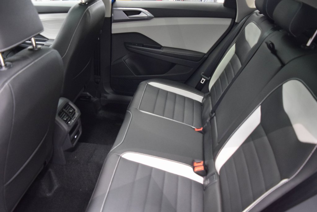 New 2025 Volkswagen Taos SEL image 5