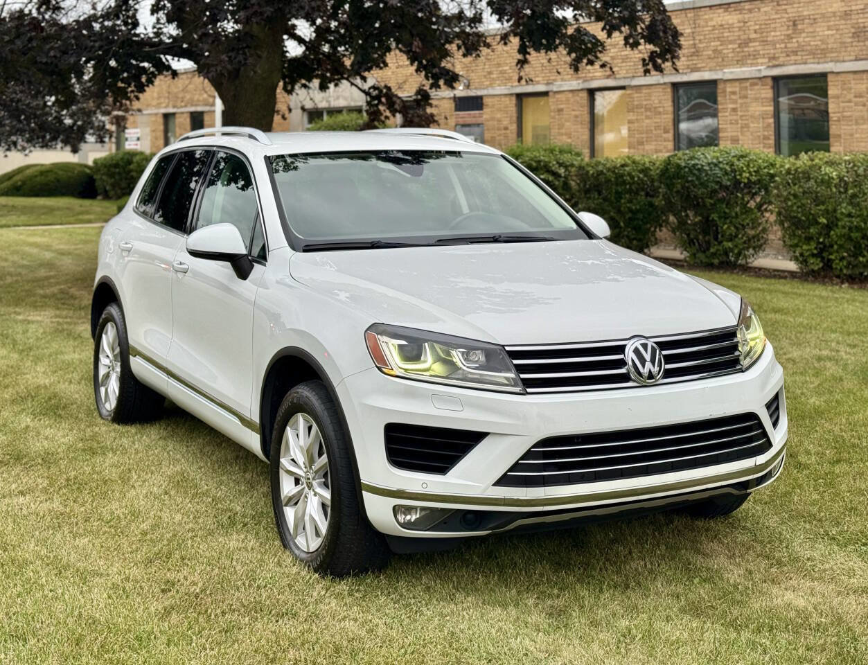 Used 2017 Volkswagen Touareg Sport image 2