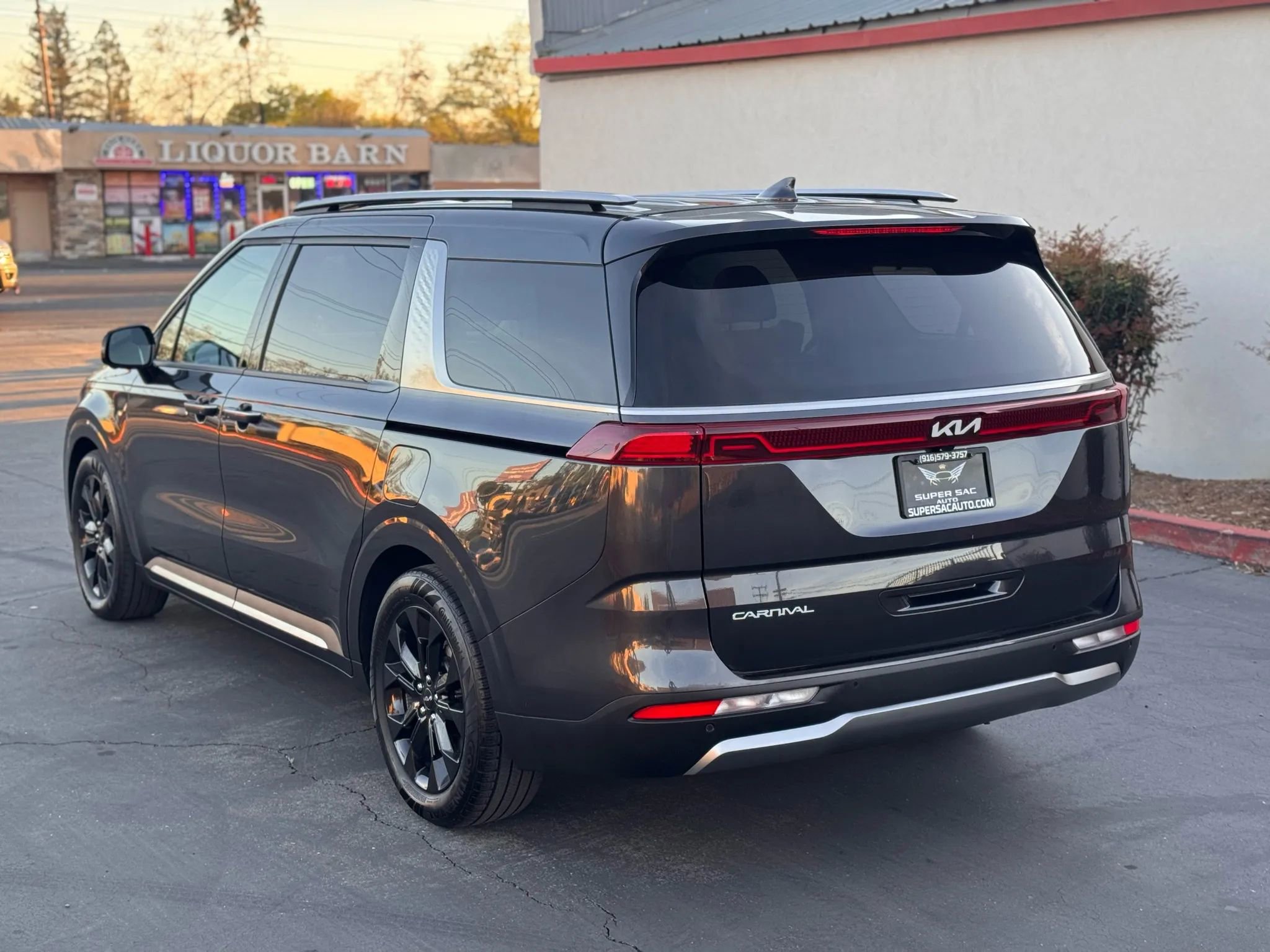 Used 2024 Kia Carnival SX Prestige image 4