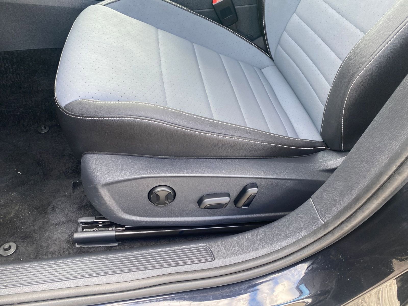 Used 2025 Volkswagen Jetta SE image 23