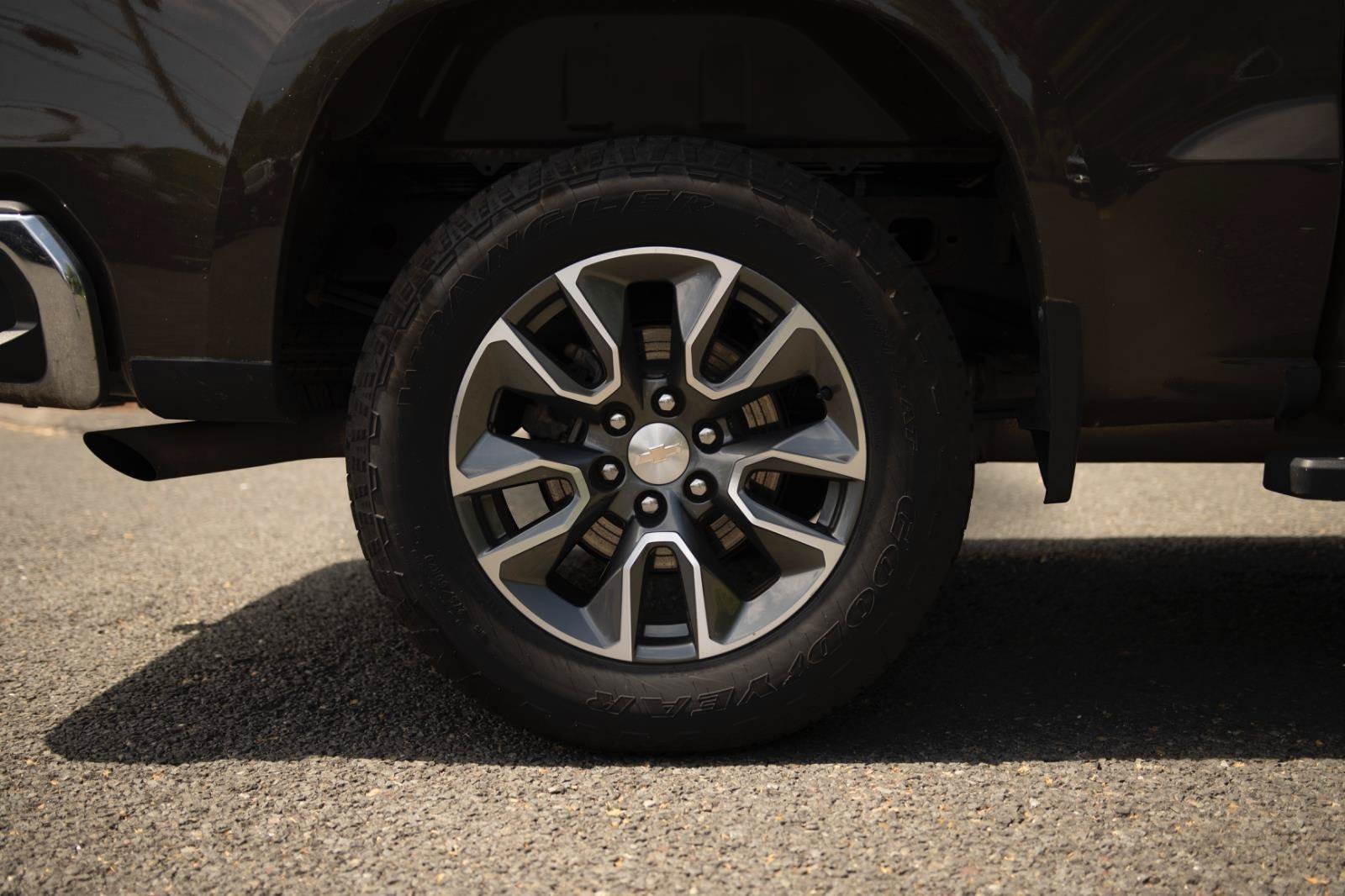 Used 2023 Chevrolet Silverado 1500 LT AWD/4WD image 21