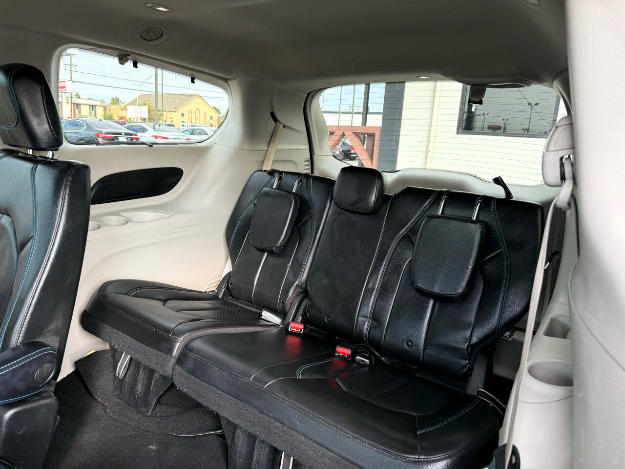 Used 2021 Chrysler Pacifica Touring-L image 15