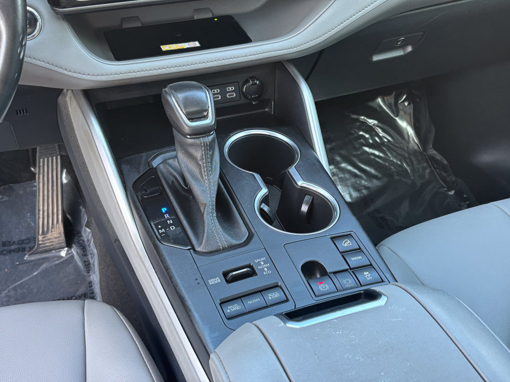 Used 2023 Toyota Highlander XLE AWD/4WD image 24