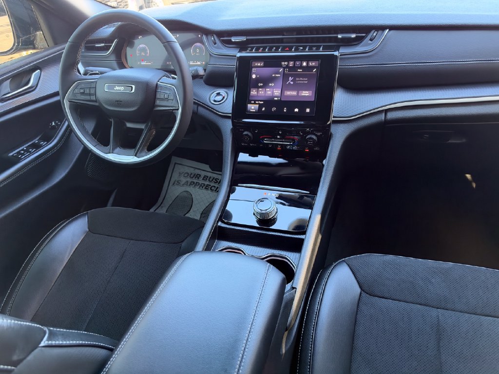 Used 2024 Jeep Grand Cherokee Altitude AWD/4WD image 12