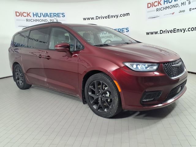 Used 2022 Chrysler Pacifica Touring-L w/ S Appearance Package image 3