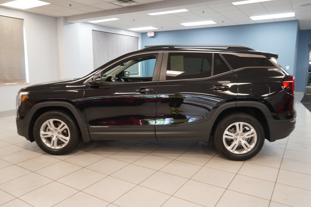 Used 2024 GMC Terrain SLE w/ Driver Convenience Package FWD image 2