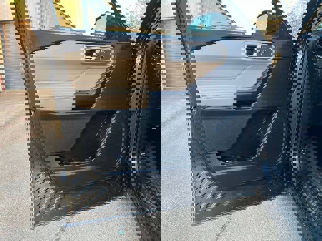 Used 2020 Ford Explorer XLT w/ Equipment Group 202A image 11