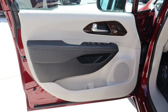 Used 2023 Chrysler Pacifica Limited w/ Trailer Tow Group AWD/4WD image 23